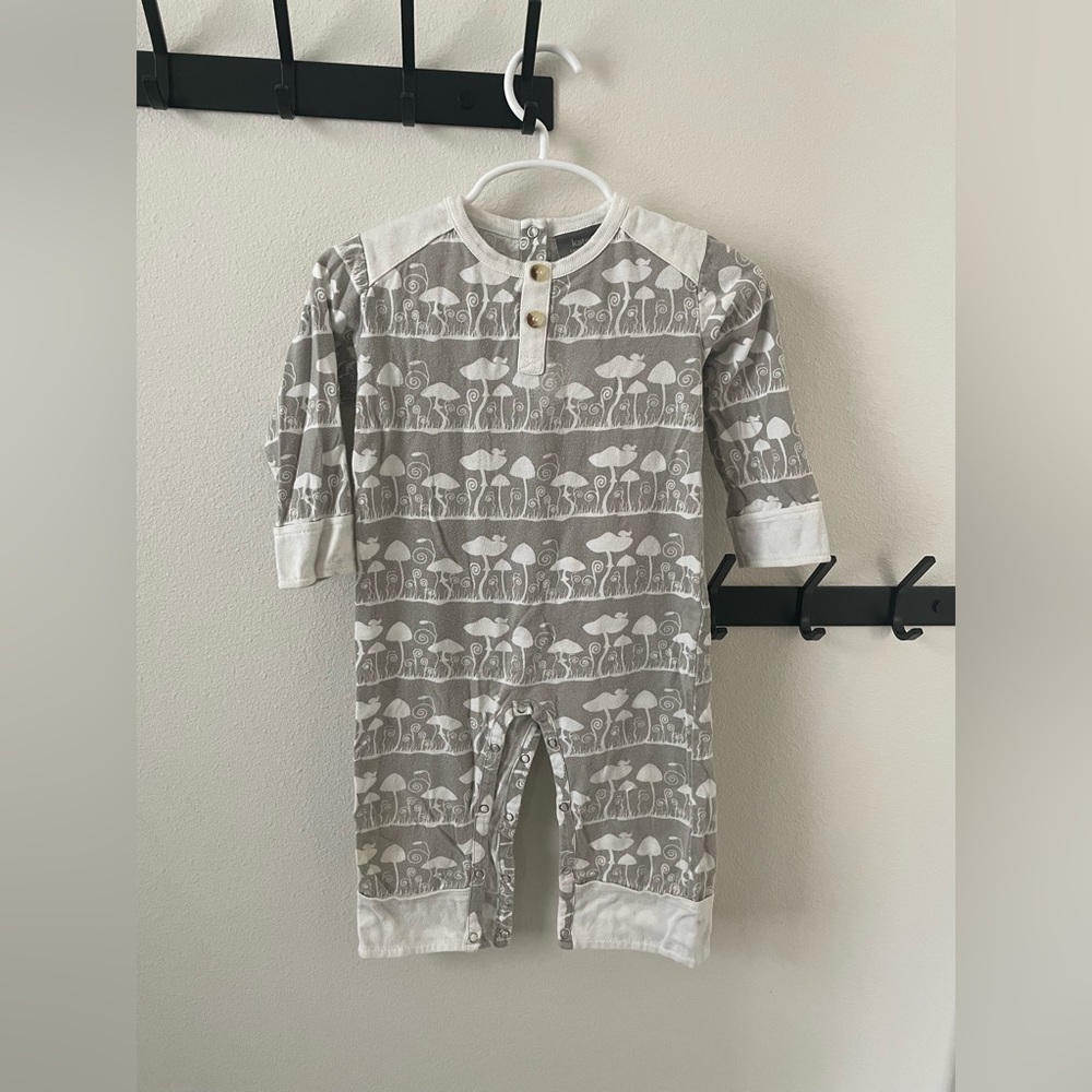 Kate Quinn coveralls outfit gender neutral with buttons. 18-24 months
